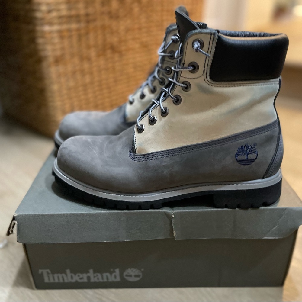Timberlan 6” Waterproof with customized color…one of its kind. Good condition!